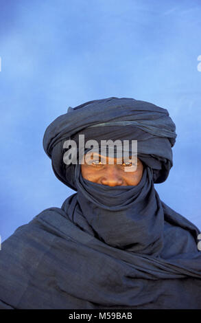 Libyen. Ghat, Wüste Sahara. Mann der Tuareg Stamm, die traditionelle Kopfbedeckung. Porträt. Stockfoto