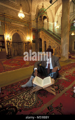 Libyen. Tripolis. Alte Stadt. Muslimische Guard von Gurgi Moschee (1833) lesen den Koran mit Rosenkranz. Stockfoto