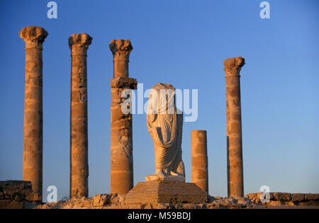 Libyen. Tripolis. Sabratha. (Sabrata). Säulen und Skulpturen in römischen Ruinen. Unesco-Weltkulturerbe. Archäologische Stätte von Sabratha. Stockfoto