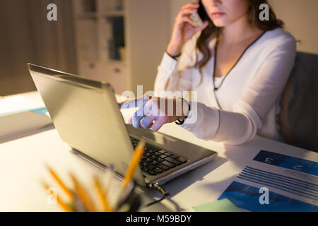 Frau mit Laptop auf Smartphone im Büro anrufen Stockfoto