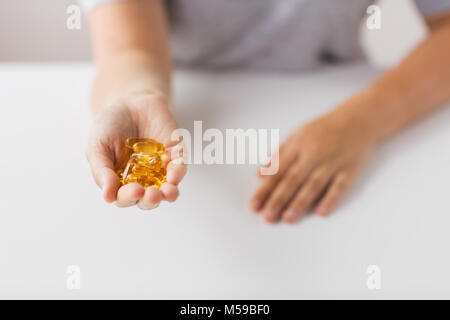 Hand hält Lebertran Kapseln Stockfoto