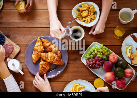 Gruppe von Personen mit Frühstück in der Tabelle Stockfoto