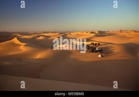 Libyen. Ubari. Sahara. Ubari Sandsea. Sanddünen. Touristen Camping. Zelt. 4x4 Auto. Stockfoto