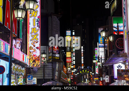 Belebten Straße im Stadtteil Kabukicho in Shinjuku, Tokyo. Die Gegend ist eine kommerzielle eine Unterhaltung Zone Stockfoto