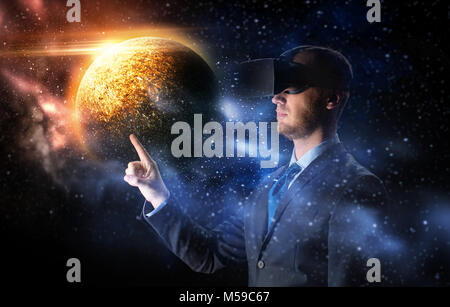 Geschäftsmann in virtual reality Headset über Raum Stockfoto