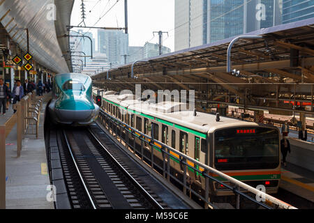 Die Menschen in den Shinkansen Bahnhof in Tokio warten, eine sehr schnelle Bullet Zug in Japan Stockfoto