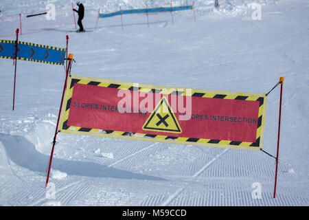 Zeichen in Skigebieten. Kreuzung der Wanderwege. Stockfoto