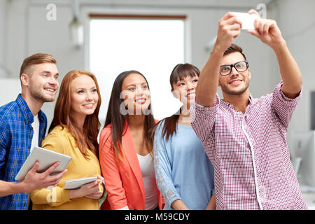 kreative Business-Team unter Selfie im Büro Stockfoto