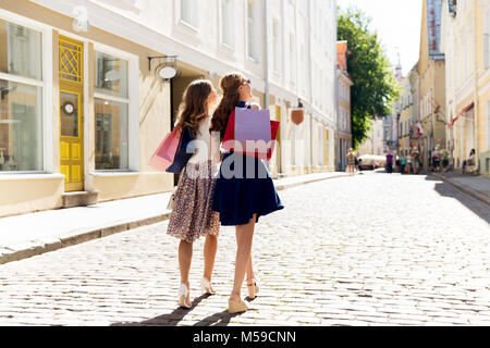 Glückliche Frauen mit Einkaufstaschen zu Fuß in die Stadt Stockfoto