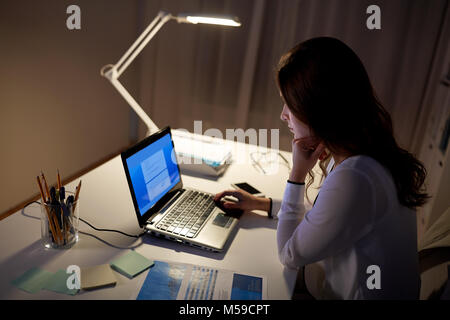 Geschäftsfrau mit Laptop in der Nacht Büro Stockfoto