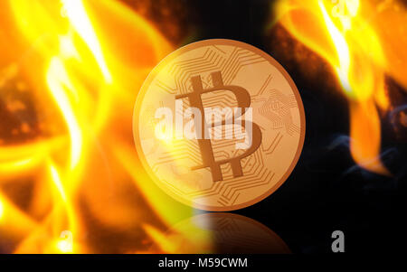 Gold bitcoin auf Feuer auf schwarzem Hintergrund Stockfoto