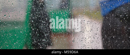 Regen fällt Rollen auf transparenten Fenster. Große Tropfen erinnert, dass der Herbst gekommen ist. Abstrakte, unscharfen Hintergrund, Anzeigen, Banner, Raum fo Stockfoto