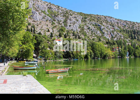 Kleine Boote im See Orestiada in Kastoria Stadt in Nordgriechenland Stockfoto