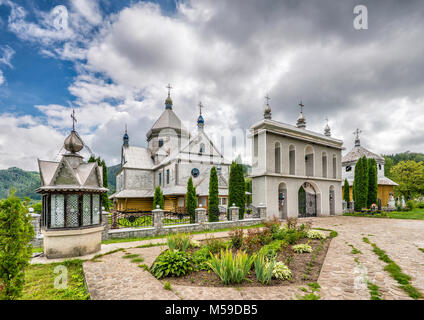 Griechisch-katholische Kirche der Heiligen Dreifaltigkeit, Sheet metal Plating, im Dorf, in der Nähe der Yavoriv Kossiw, Karpaten, Huzulischen Region, Prykarpattia, Ukraine Stockfoto