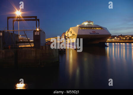 Stena HSS Fähre in Holyhead Port, Anglesey, North Wales, Vereinigtes Königreich, Stockfoto