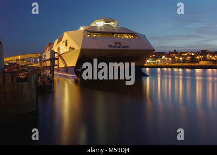 Stena HSS Fähre in Holyhead Port, Anglesey, North Wales, Vereinigtes Königreich, Stockfoto