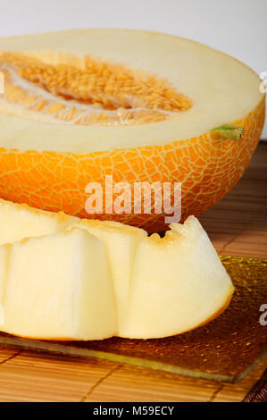 Scheiben von Melone und eine halbe Melone close-up Stockfoto