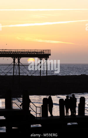 Silhouette Menschen beobachten die Sonne am Sonnenuntergang Stockfoto