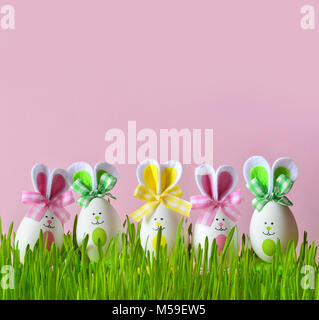 Ostern Funny Bunny auf grünem Gras und Ostereier. Ostern Hintergrund Stockfoto