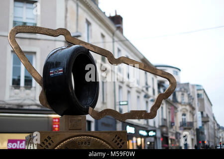 Commerative Skulptur mit der Darstellung der 24 Stunden von Le Mans Rennen, in der Stadt Le Mans, Frankreich Stockfoto