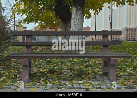 Bank in der Kirche Yard in der Kac, Serbien Stockfoto