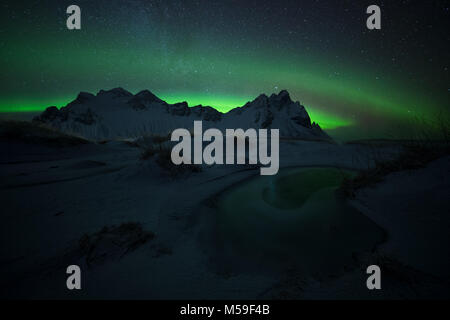 Green Eye, Aurora borealis in Stokksnes in Island Stockfoto