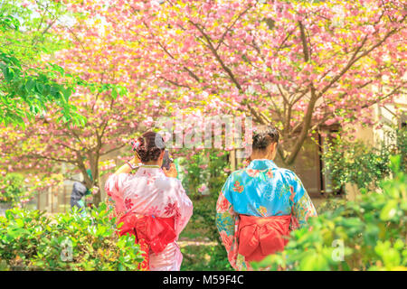Asiatische Frauen im traditionellen Kimono Foto von Cherry Blossom Bäume entlang der Philosopher's Walk während Sakura, das zweimal jährlich erscheinende Mode-Special Saison. Der Pfad ist eine berühmte Fußgängerzone im Stadtteil Higashiyama, Kyoto, Japan. Stockfoto
