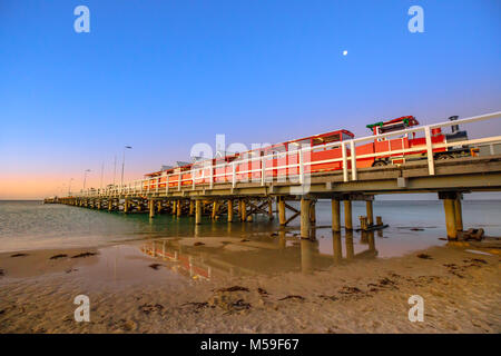 Die malerische Landschaft des Zuges nach Busselton Busselton Jetty in Busselton, Western Australia, im Meer wider. Busselton Jetty ist die längste hölzerne Seebrücke in der Welt. Blaue Stunde erschossen. Stockfoto