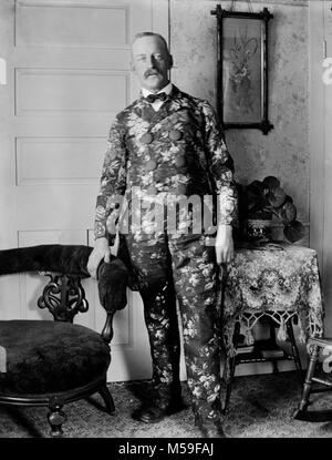 Der Mensch des 20. Jahrhunderts trägt eine wirklich hässliche blühenden Anzug für einen Salon Portrait, Ca. 1900. Stockfoto