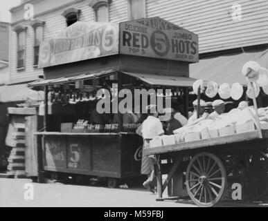 Fluky's Red Hots original Hot Dog stand auf Maxwell Str. in Chicago. Ca. 1929. Stockfoto