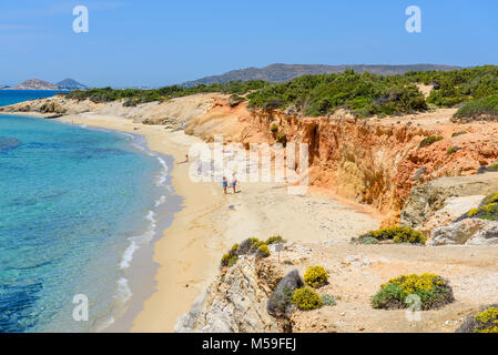 Naxos, Griechenland - 24. Mai 2017: Touristen Sonnenbaden auf Aliko Beach, einem der schönsten Strände an der südwestlichen Seite der Insel Naxos. Kykladen, Griechenland. Stockfoto