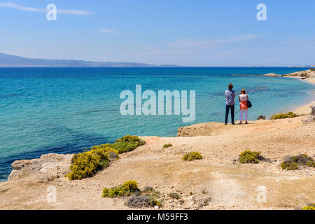 Naxos, Griechenland - 24. Mai 2017: Touristen besuchen Aliko Beach, einem der schönsten Strände an der südwestlichen Seite der Insel Naxos. Kykladen, Griechenland. Stockfoto