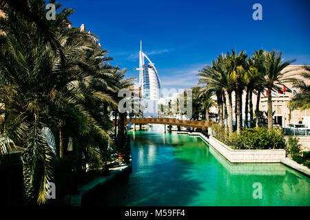 DUBAI, VAE - Februar, 2018: Blick auf das Burj Al Arab, dem weltweit nur sieben Sterne fotel von Madinat Jumeirah gesehen. Madinat ist ein Luxus Resort, inclu Stockfoto