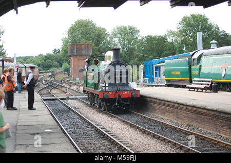 263 unter Dampf an der Bluebell Dampflok Bewahrung in Sussex von Sheffield Park East Grinstead mainline elektrische Ausführung Stockfoto