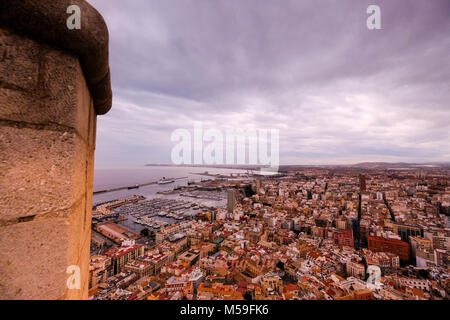 Über die ganze Stadt Alicante von Schloss von Santa Barbara in Spanien gesucht. Stockfoto
