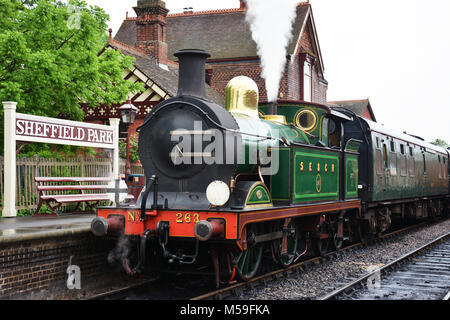 263 unter Dampf an der Bluebell Dampflok Bewahrung in Sussex von Sheffield Park East Grinstead mainline elektrische Ausführung Stockfoto