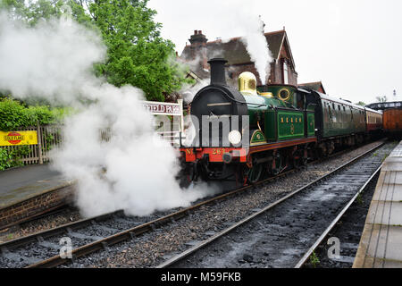 263 unter Dampf an der Bluebell Dampflok Bewahrung in Sussex von Sheffield Park East Grinstead mainline elektrische Ausführung Stockfoto