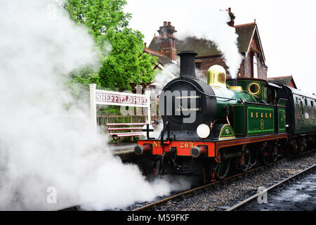 263 unter Dampf an der Bluebell Dampflok Bewahrung in Sussex von Sheffield Park East Grinstead mainline elektrische Ausführung Stockfoto