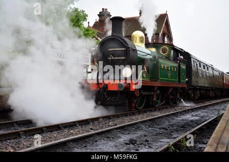 263 unter Dampf an der Bluebell Dampflok Bewahrung in Sussex von Sheffield Park East Grinstead mainline elektrische Ausführung Stockfoto