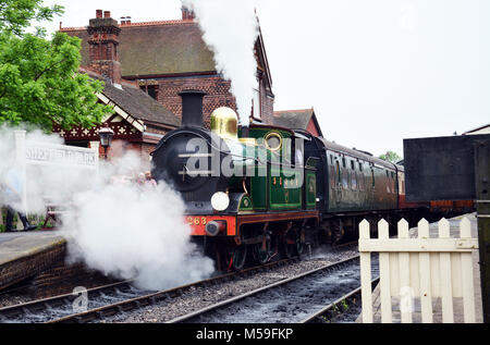 263 unter Dampf an der Bluebell Dampflok Bewahrung in Sussex von Sheffield Park East Grinstead mainline elektrische Ausführung Stockfoto