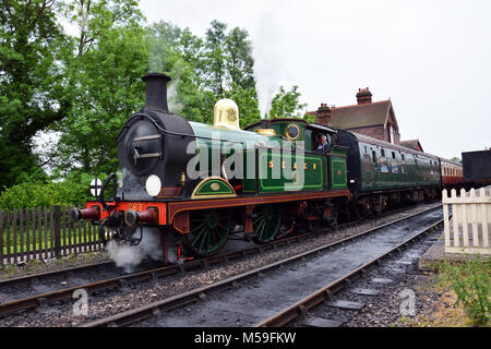 263 unter Dampf an der Bluebell Dampflok Bewahrung in Sussex von Sheffield Park East Grinstead mainline elektrische Ausführung Stockfoto