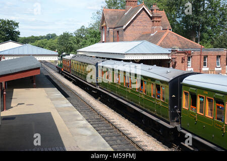 263 unter Dampf an der Bluebell Dampflok Bewahrung in Sussex von Sheffield Park East Grinstead mainline elektrische Ausführung Stockfoto