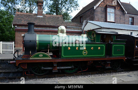 263 unter Dampf an der Bluebell Dampflok Bewahrung in Sussex von Sheffield Park East Grinstead mainline elektrische Ausführung Stockfoto