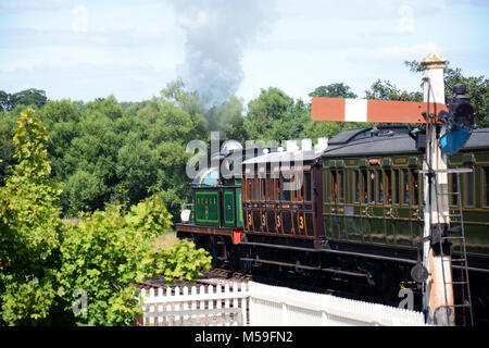 263 unter Dampf an der Bluebell Dampflok Bewahrung in Sussex von Sheffield Park East Grinstead mainline elektrische Ausführung Stockfoto