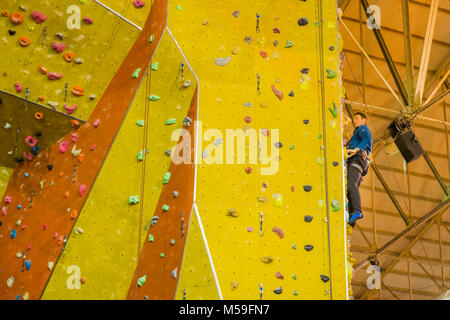 Mann an einer Kletterwand im Calshot Activities Centre, Calshot, Großbritannien Stockfoto