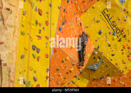 Mann auf einer Kletterwand in Calshot Aktivitäten Center, Calshot, Großbritannien Stockfoto