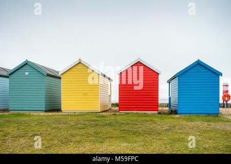 Bunte Badehäuschen entlang Calshot Spit, Calshot, England, Großbritannien Stockfoto