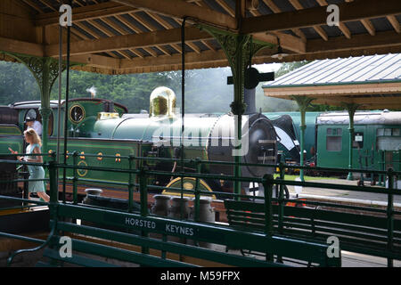 263 unter Dampf an der Bluebell Dampflok Bewahrung in Sussex von Sheffield Park East Grinstead mainline elektrische Ausführung Stockfoto