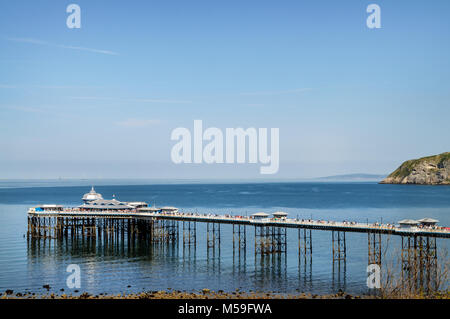 Llandudno Pier ist eine Seebrücke im Seebad Llandudno, Wales, Vereinigtes Königreich. Stockfoto