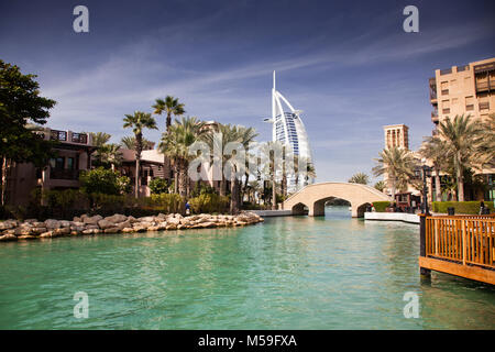 DUBAI, VAE - Februar, 2018: Blick auf das Burj Al Arab, dem weltweit nur sieben Sterne fotel von Madinat Jumeirah gesehen. Madinat ist ein Luxus Resort, inclu Stockfoto